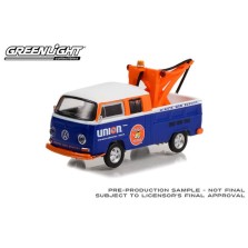 Greenlight Club Vee-Dub Series 15 - 1969 Volkswagen Double Cab Pickup with Tow Hook Union 76