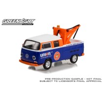 Greenlight Club Vee-Dub Series 15 - 1969 Volkswagen Double Cab Pickup with Tow Hook Union 76