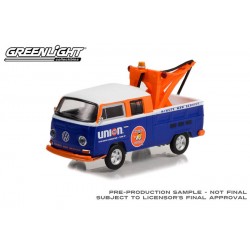 Greenlight Club Vee-Dub Series 15 - 1969 Volkswagen Double Cab Pickup with Tow Hook Union 76