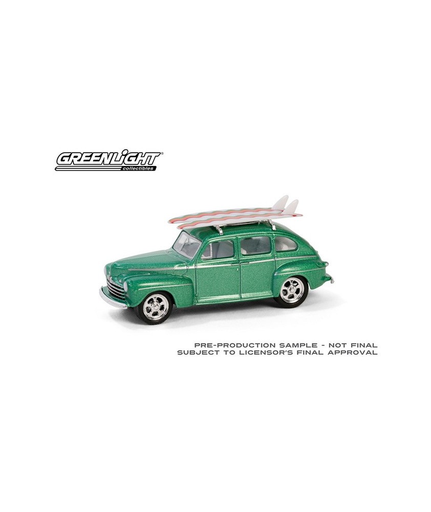 Greenlight The Hobby Shop Series 16 - 1946 Ford Fordor Super Deluxe with Roof Rack and Surfboards