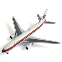V1:400 United Airlines Boeing 676-200