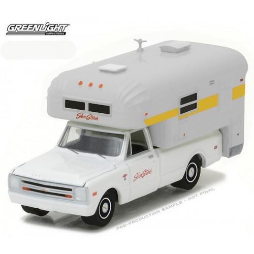 Hobby Exclusive - 1968 Chevrolet C-10 with Silver Streak Camper