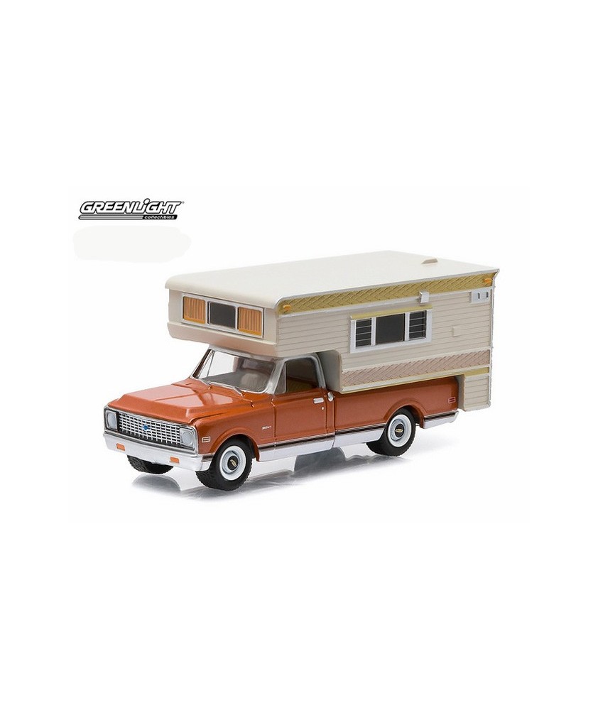 Hobby Exclusive - 1971 Chevrolet C10 Cheyenne with Large Camper