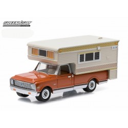 Hobby Exclusive - 1971 Chevrolet C10 Cheyenne with Large Camper