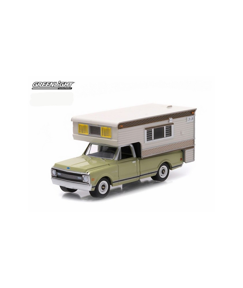 Hobby Exclusive - 1969 Chevrolet C10 Cheyenne with Large Camper