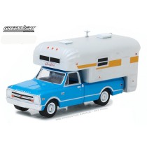 Hobby Exclusive - 1968 Chevy C-10 Cheyenne with Silver Streak Camper