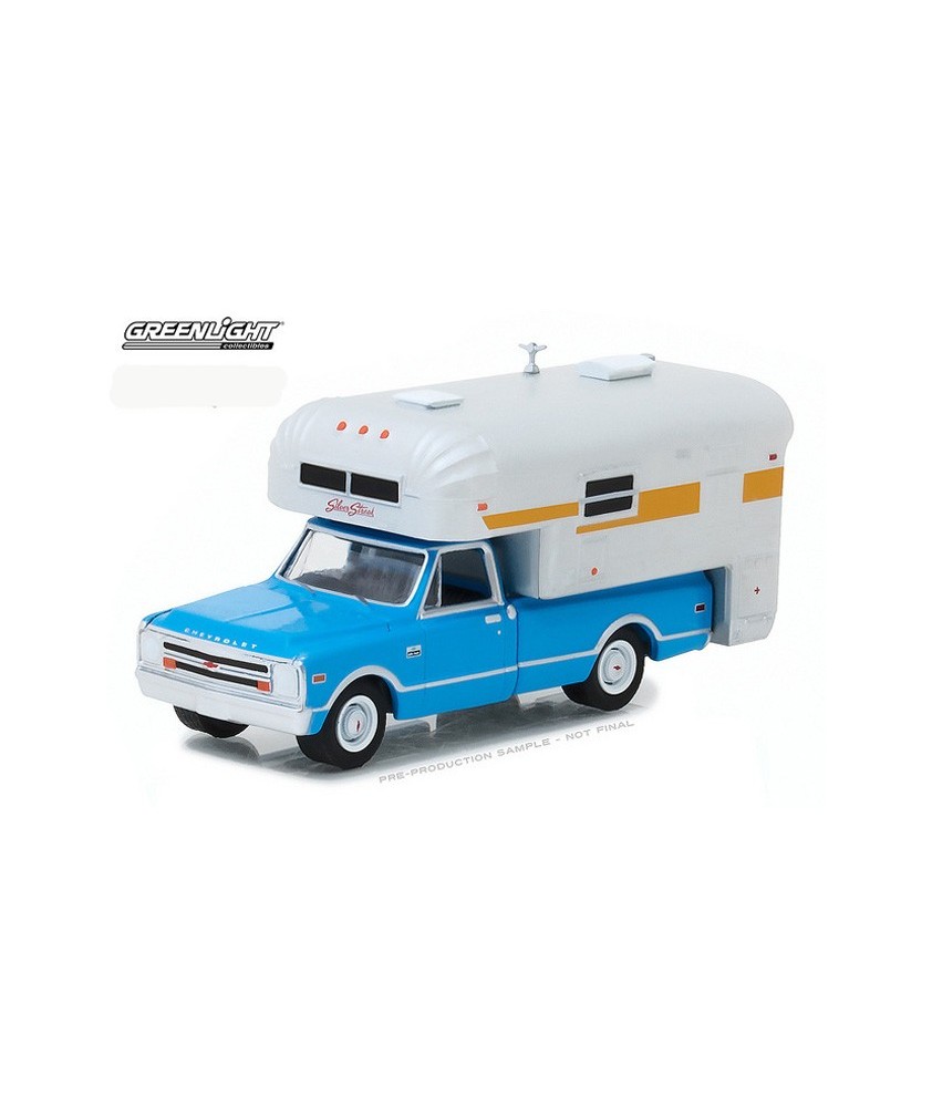 Hobby Exclusive - 1968 Chevy C-10 Cheyenne with Silver Streak Camper