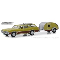 Greenlight Hitch and Tow Series 17 - 1971 Oldsmobile Vista Cruiser and Teardrop Trailer