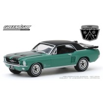 Greenlight Hobby Exclusive - 1967 Ford Mustang Coupe Ski Country Special