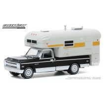 Greenlight Hobby Exclusive - 1969 Chevrolet C-10 Cheyenne with Silver Streak Camper