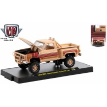 M2 Machines Hobby Exclusive - 1976 GMC Sierra Classic 15 Desert Fox