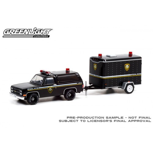 Greenlight Hitch and Tow Series 22 - 1990 Chevrolet K5 Blazer with Small Cargo Trailer