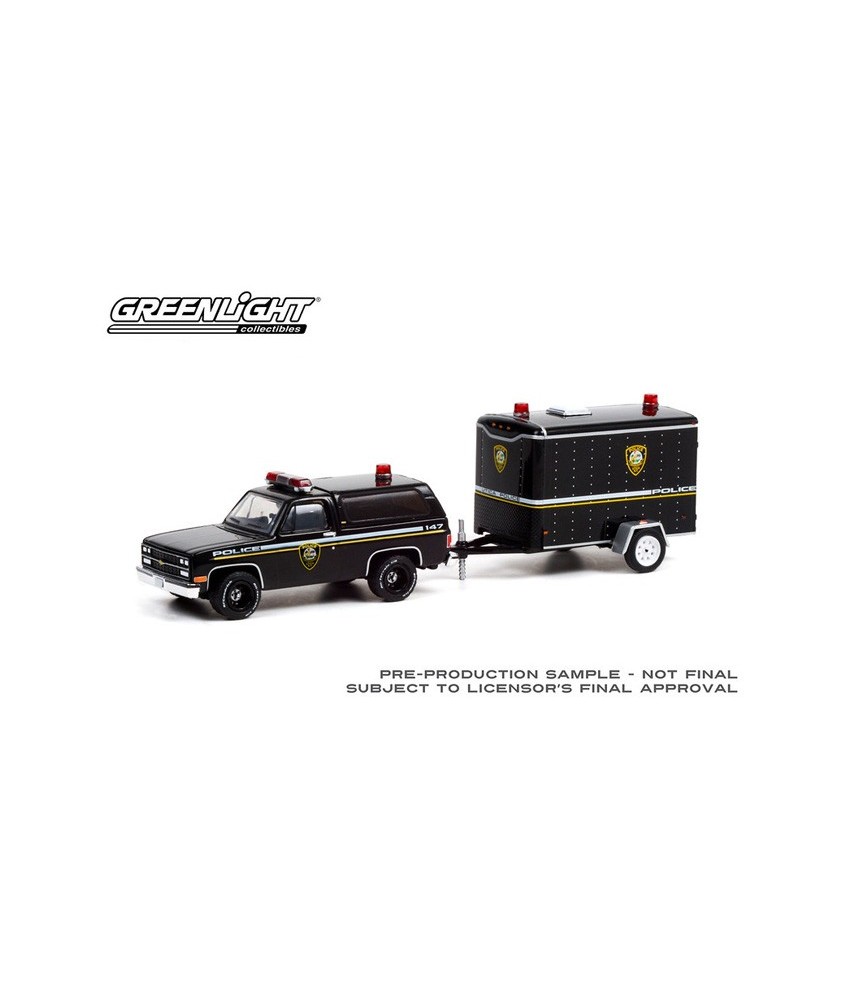 Greenlight Hitch and Tow Series 22 - 1990 Chevrolet K5 Blazer with Small Cargo Trailer