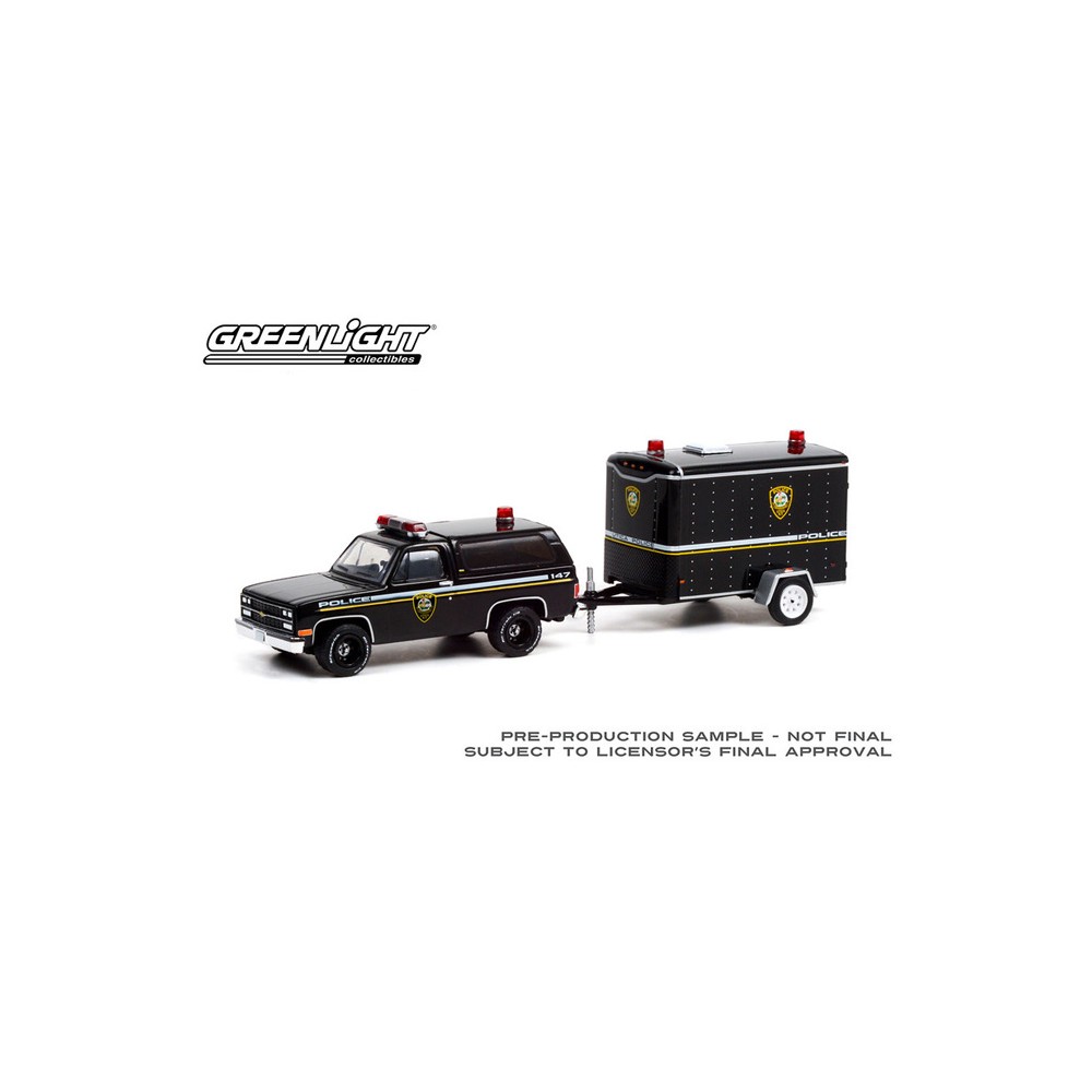 Greenlight Hitch and Tow Series 22 - 1990 Chevrolet K5 Blazer with Small Cargo Trailer